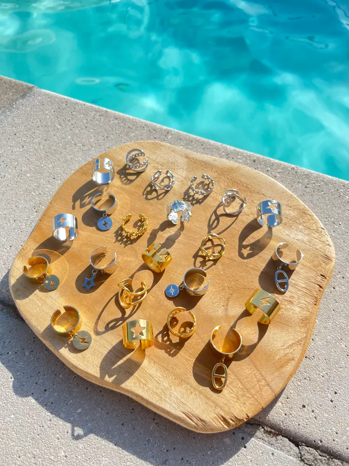 Bague dorée vue en gros plan