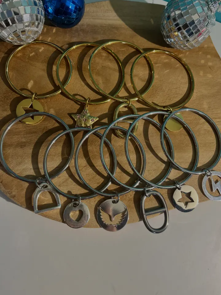 Jonc en métal doré porté au poignet